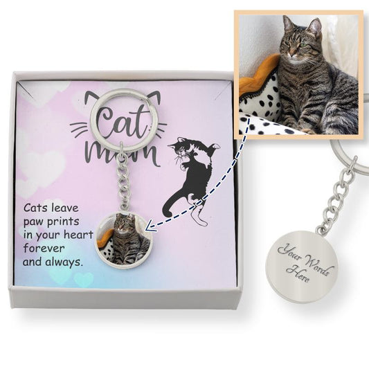Cat mom keychain with customizable message in a gift box, featuring a cat and text.