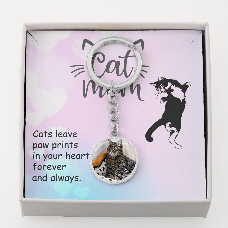 Keychain with cat photo and 'Cat Mom' text on a matching card